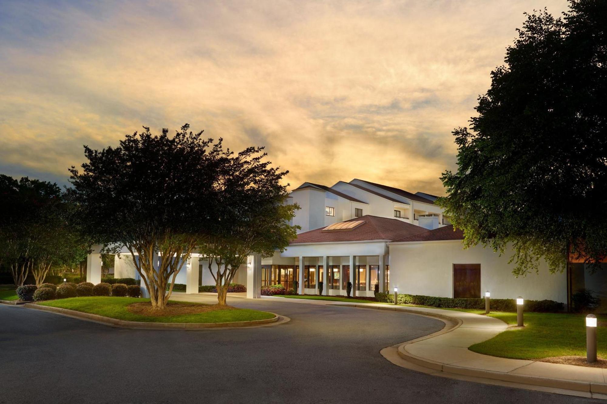 Courtyard By Marriott Atlanta Executive Park/Emory Hotel Exterior photo